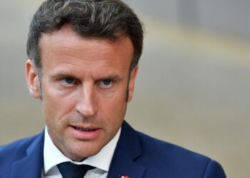 “Надень каску и езжай воевать”: Макрона размазали за идею о миротворцах для Украины