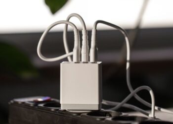 Украинцам объяснили, можно ли оставлять зарядку в розетке без телефона: сколько электричества мотает