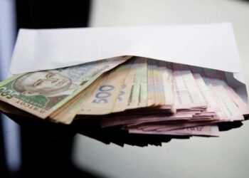 Украинцам показали зарплаты чиновников: где и кому платят больше всего