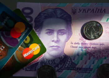 Пенсионерам объяснили, где безопасней хранить деньги: важные советы ПФУ