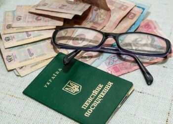 Украинцам рассказали, как снять пенсию с карты Ощадбанка без комиссии: правила и тарифы на 2025 год