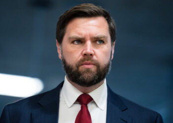 “Мусор” и “иностранная операция”: Вэнс раскритиковал статью Politico о переговорах по Украине