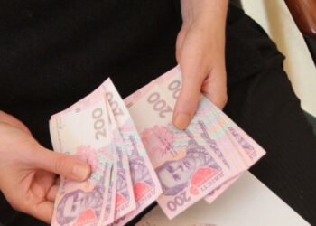 ПФУ раскрыл даты выплаты пенсий: когда придут деньги через Укрпочту, банк или на дом