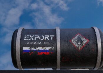 ЕС снизил потолок цен на российскую нефть: Ермак сообщил о вступлении в силу новых санкций