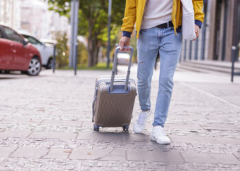 Бизнес в панике: украинцы до 22 лет массово бегут из страны, работать некому