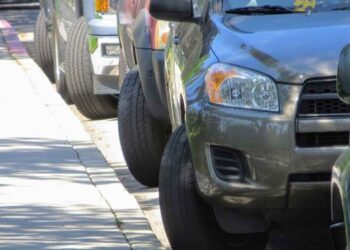 Водители выкручивают колеса припаркованного авто: зачем это нужно и чем грозит