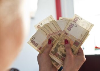 Украинцам выплатят по 200 тысяч гривен: кто и как может подать заявку