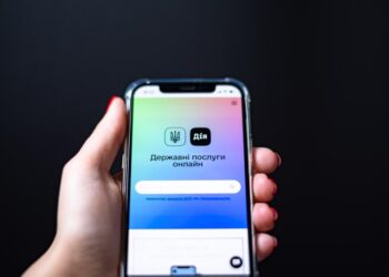 Ловушка под видом “Дія”: мошенники крали деньги украинцев через соцсети