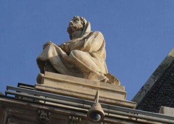 Поиск похищенных драгоценностей Лувра: двух подозреваемых идентифицировали по следам ДНК