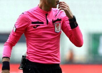 Сотни турецких футбольных судей уличены в ставках на спорт