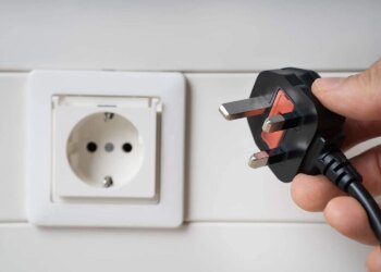 Массированная ракетно-дроновая атака вызвала аварийные отключения электроэнергии в Украине