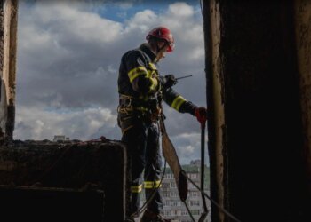 Спасатели завершили работы на месте вражеского удара по дому в Сумах