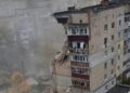 В Хмельницком произошел взрыв в многоэтажке: разрушены три этажа, есть пострадавшие