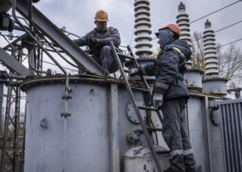 Свет выключат с 8 утра: Укрэнерго сообщило о графиках на 1 ноября