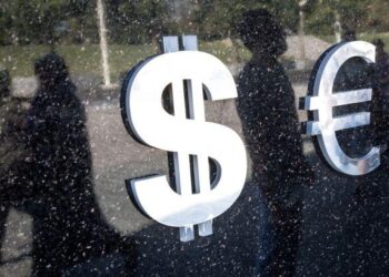 Курс доллара ослабевает на фоне возможного завершения шатдауна, — Reuters