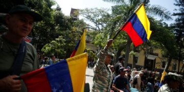 "Со старым российским оружием": Венесуэла готовит жесткое сопротивление и анархию в борьбе против США — Reuters