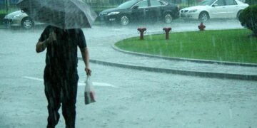 Украину накроют дожди и туманы: прогноз погоды на 12 ноября