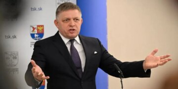 Фицо: Словакия готовит иск в суд на ЕС из-за прекращения поставок российского газа