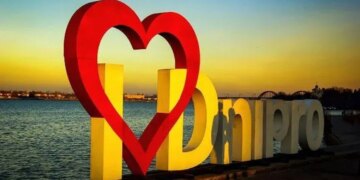 Ворог атакував Дніпропетровщину: в облцентрі виникли пожежі у багатоповерхівці та приватній оселі, є постраждалі