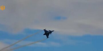 Повітряні сили ЗСУ показали винищувач Mirage 2000 у роботі