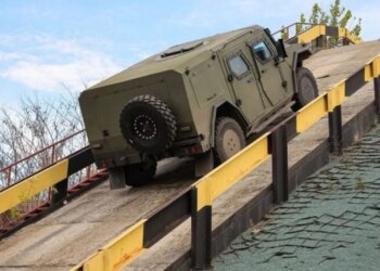Україна випробовує новий тактичний бронеавтомобіль "Десна" – мобільну 8-тонну платформу для фронту