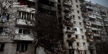 У Вишгороді повністю ліквідували пожежу в багатоповерхівці після атаки рф: рятувальники показали масштаби та наслідки – ДСНС