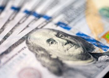 Каким будет курс доллара: что прогнозируют в МВФ, Кабмине и НБУ