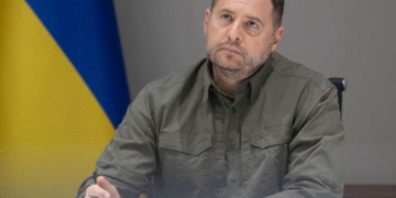 «Дзеркало тижня» повідомляє, що Зеленського нібито попередили про можливу підозру Єрмаку