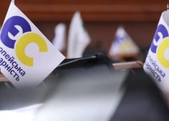 «Европейская солидарность» заблокировала трибуну Рады