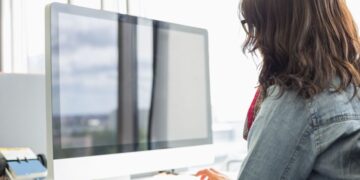 Бесплатное жилье и питание: какие зарплаты предлагают мигрантам в Украине