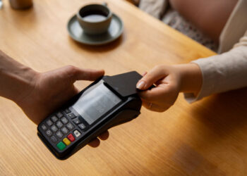 Никогда так не делайте: эксперты назвали главные ошибки при оплате картой за границей