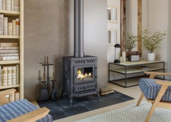 Не дрова: эксперт объяснил, каким видом топлива выгоднее отапливать печь