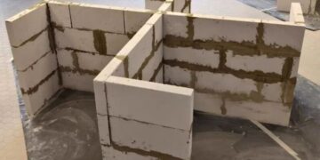 В Австрії викладач коледжу дав завдання учням викласти з цегли свастику