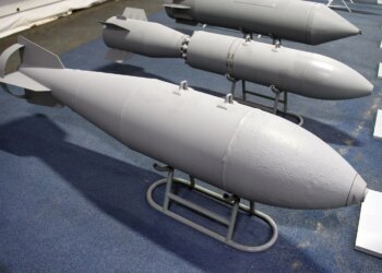 Впала на подвір'я в окупованій Макіївці: російський бомбардувальник "загубив" ще одну авіабомбу