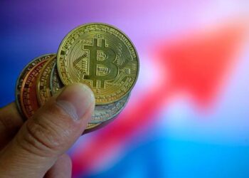 Bitcoin взлетел до 94 000 долларов после двухнедельного падения: что ждет крипторынок