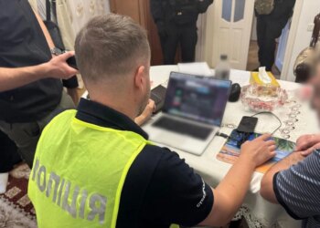 Зламував акаунти і продавав на хакерський форум: поліція викрила чоловіка з Буковини