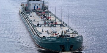 Танкер "валерій горчаков" з російського "тіньового флоту" вражено в порту ростова-на-дону: є загиблі