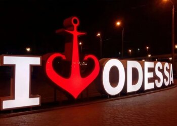 Атака на Одесу: ворог пошкодив припортову інфраструктуру та цивільне судно