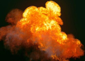 Ворог атакував Запоріжжя: вражено житловий будинок, горять авто і гаражі