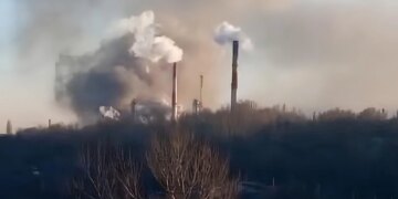 Виробляє понад 20 видів продукції для армії рф: у саратові палає НПЗ, кадри