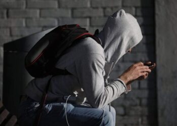 Выкачивают деньги за минуты: украинцев массово атакуют псевдобанкиры