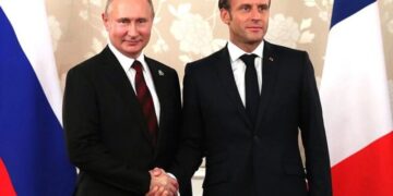 Кремль заявив про готовність Путіна до діалогу з Макроном