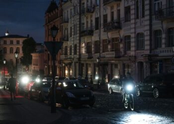 Блэкауты для украинцев, свет для избранных: в Украине разоблачили коррупционную схему в энергетике