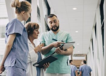 Зарплаты медиков: сколько на самом деле платят врачам, медсестрам и фельдшерам