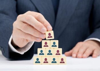 Как изменились зарплаты чиновников в Украине: где платят больше