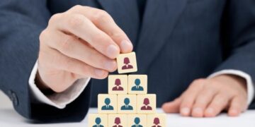 Как изменились зарплаты чиновников в Украине: где платят больше