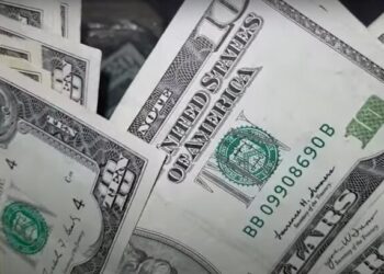 Глобальное ослабление: доллар США стремительно теряет позиции на мировом рынке