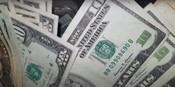 Глобальное ослабление: доллар США стремительно теряет позиции на мировом рынке