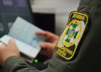 Выезд мужчин за границу с 1 января: кому разрешат командировки на 60 дней