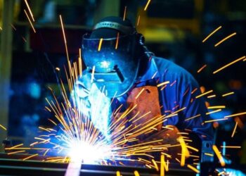 Профессии восстановления: в Киеве будут бесплатно обучать на сантехников и сварщиков